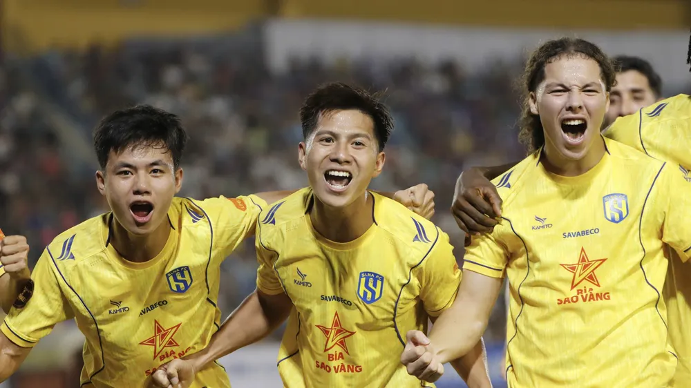 Các cầu thủ SLNA tạo nên cú sốc lớn nhất vòng 2 V-League 2026-2027. ẢNH: MINH HOÀNG