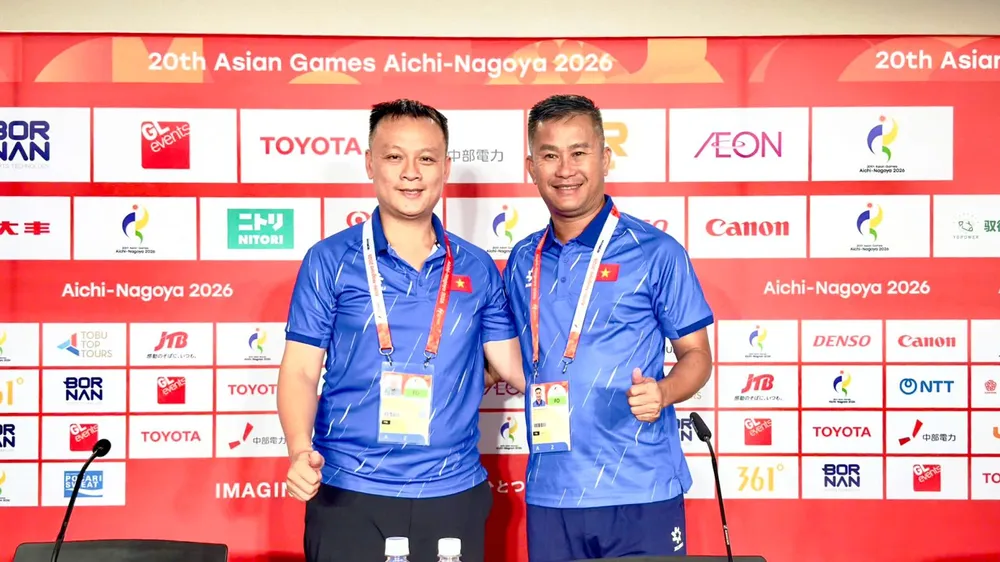 HLV Đinh Hồng Vinh cùng lãnh đội Đoàn Anh Tuấn của U23 Việt Nam. ẢNH: TÂM HÀ
