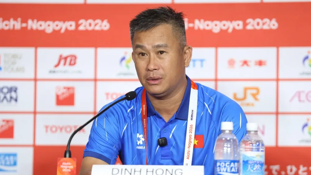 HLV Đinh Hồng Vinh tiếc nuối khi U23 Việt Nam phải chia điểm ở trận ra quân ASIAD 2026. ẢNH: NHẬT ĐOÀN