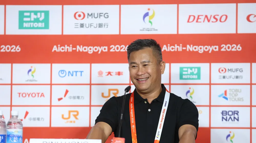 HLV Đinh Hồng Vinh rạng ngời sau khi cùng U23 Việt Nam thắng trận đầu tiên tại ASIAD 2026. ẢNH: HẢI HOÀNG 