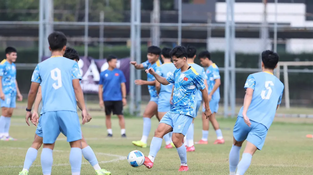 U23 Việt Nam trở lại sân tập, chuẩn bị quyết đấu U23 Uzbekistan