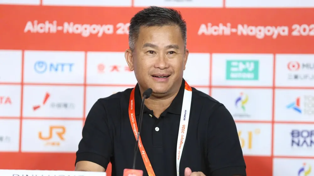 HLV Đinh Hồng Vinh hài lòng về tinh thần thi đấu của U23 Việt Nam sau khi đoạt vé vào tứ kết ASIAD 2026. ẢNH: HẢI HOÀNG 