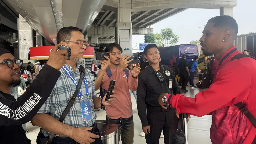 Hậu vệ Cao Pendant Quang Vinh trả lời phỏng vấn truyền thông Indonesia. ẢNH: HỮU THÀNH