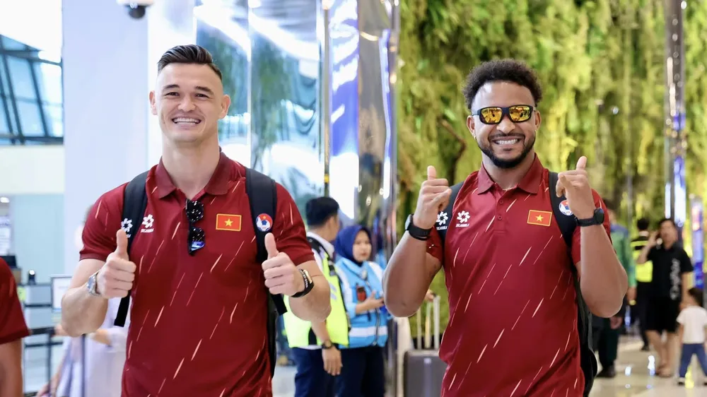 Thủ môn Việt kiều Lê Giang Patrik cùng tiền đạo Nguyễn Xuân Son háo hức cho kỳ FIFA ASEAN Cup đầu tiên. ẢNH: ANH KHOA 