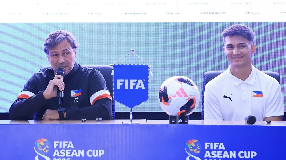 HLV Carles Cuadrat cùng các tuyển thủ Philippines tự tin trước thềm FIFA ASEAN Cup 2026. ẢNH: TÂM HÀ