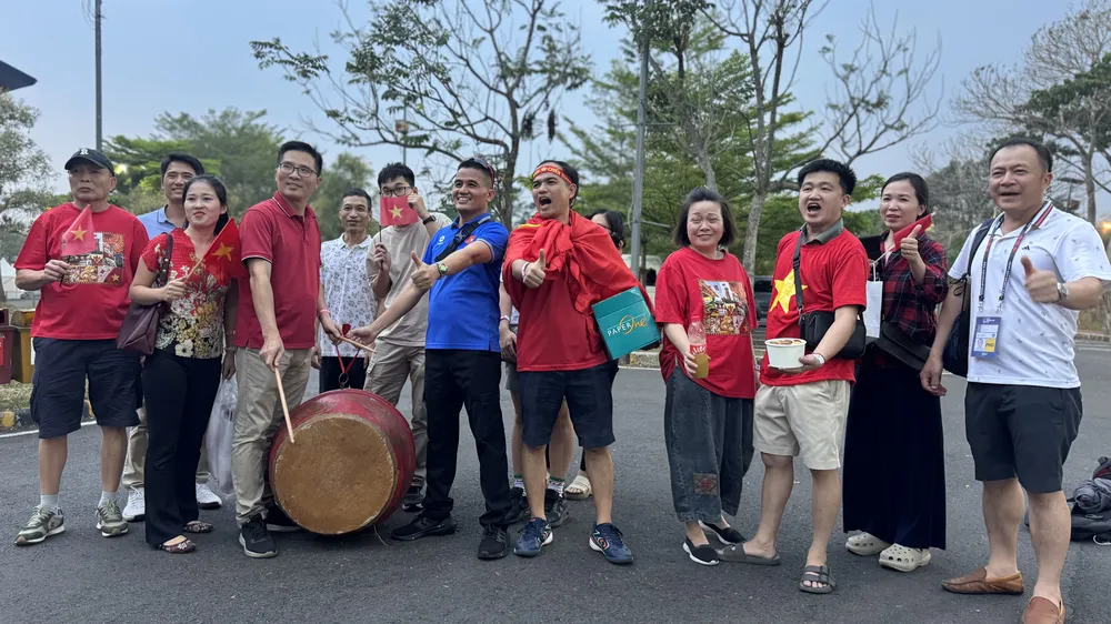 Kiều bào Việt Nam tại Indonesia tiếp lửa cho đội tuyển ở trận ra quân FIFA ASEAN Cup 2026. ẢNH: HỮU THÀNH