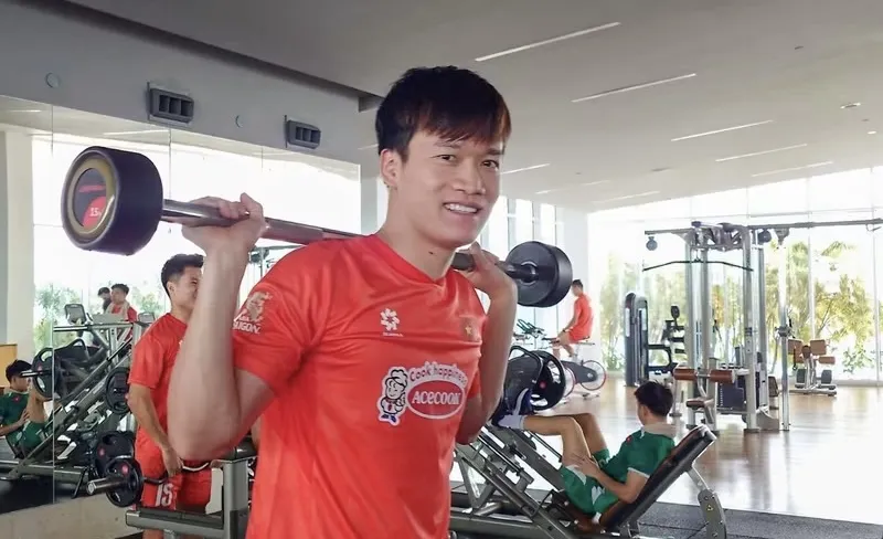 Tiền vệ Nguyễn Hoàng Đức thoải mái ở buổi tập gym. ẢNH: NHẬT ĐOÀN