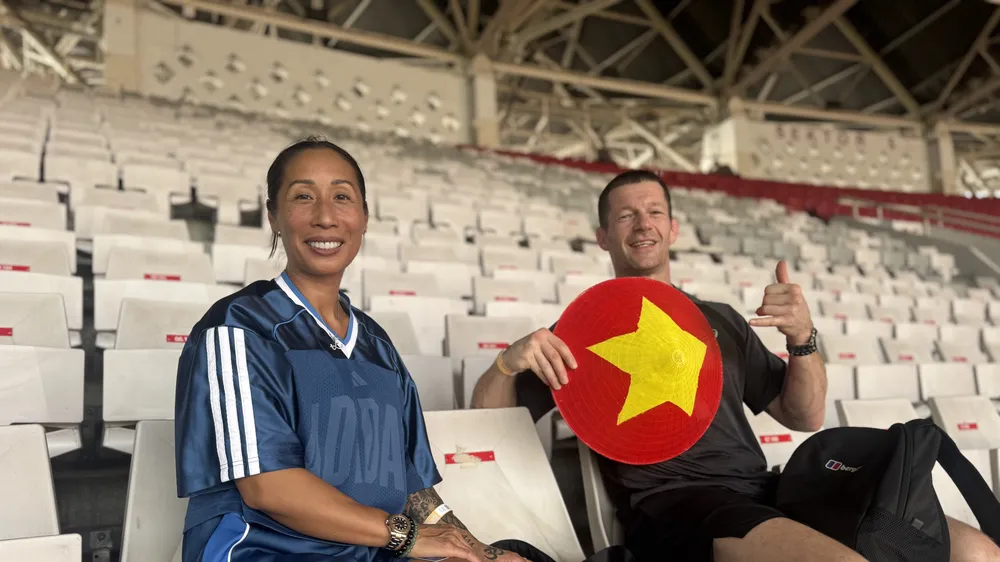 Bố mẹ Williams Minh Hoàng có mặt trên sân Gelora Bung Karno (Jakarta) chiều 5-10. ẢNH: HỮU THÀNH