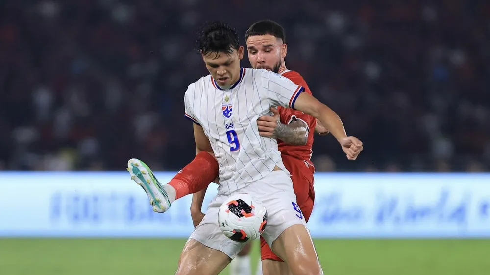 Các cầu thủ Indonesia và Thái Lan đã cống hiến cho người hâm mộ trận chung kết FIFA ASEAN Cup 2026 kịch tính. ẢNH: ĐỨC CƯỜNG 