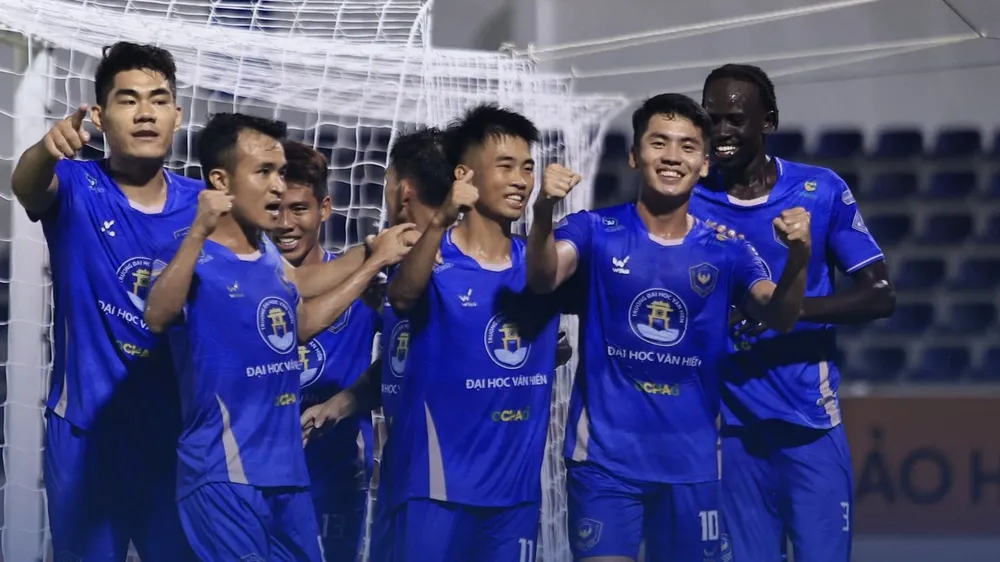 Cao Quốc Khánh (số 10) cùng các cầu thủ Bình Minh Sài Gòn ăn mừng bàn thắng. ẢNH: DŨNG PHƯƠNG 