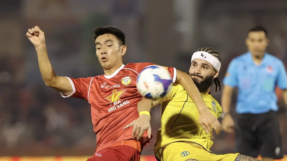 Các cầu thủ Hà Tĩnh và SLNA tiếp tục cầm hòa nhau tại V-League. ẢNH: XUÂN THUỶ