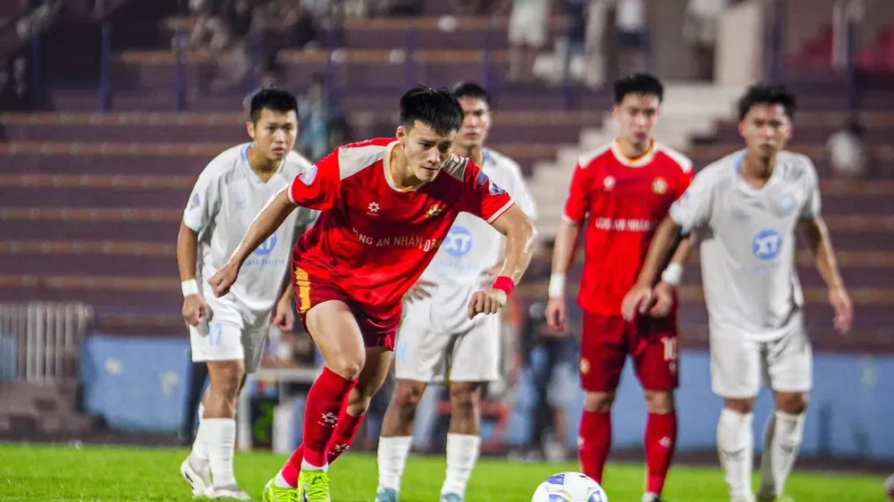 Tuyển thủ U23 Việt Nam Nguyễn Thanh Nhàn ghi bàn trên chấm phạt đền: ẢNH: CAND 