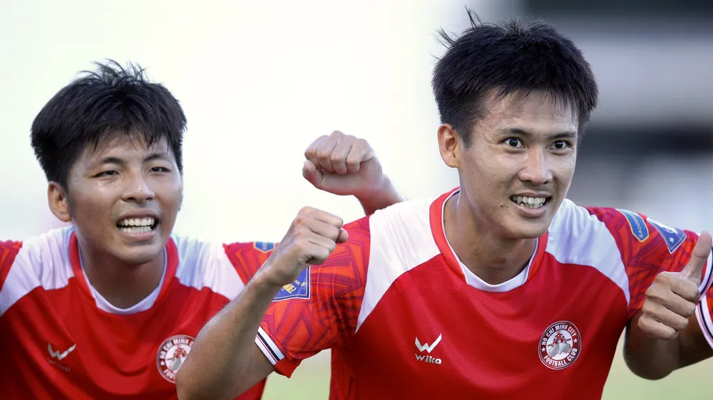 Các cầu thủ CLB TPHCM giành chiến thắng đầy cảm xúc trước Quy Nhơn United. ẢNH: DŨNG PHƯƠNG