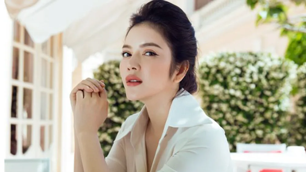 Diện trang phục thiết kế Việt, Lý Nhã Kỳ vẫn đẹp như một quý cô châu Âu 