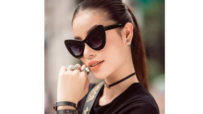 Hoa hậu Phạm Hương tham dự Seoul Fashion Week 2017 tại Hàn Quốc 