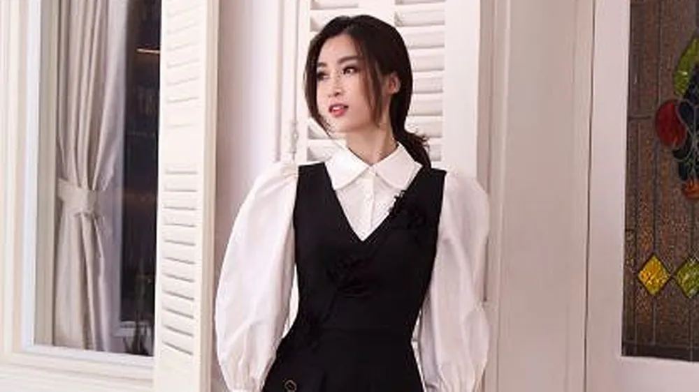Sau khi trao lại vương miện, Hoa hậu Đỗ Mỹ Linh xuất hiện tươi tắn và rạng ngời