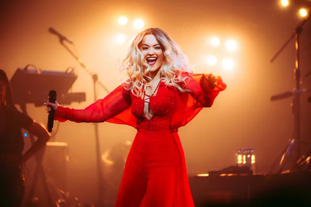 Rita Ora diện thiết kế của Công Trí trên sân khấu tour Pheonix