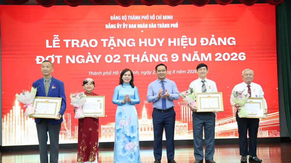 Phó Bí thư Thành ủy, Chủ tịch UBND TPHCM Nguyễn Văn Được trao Huy hiệu Đảng đến đảng viên