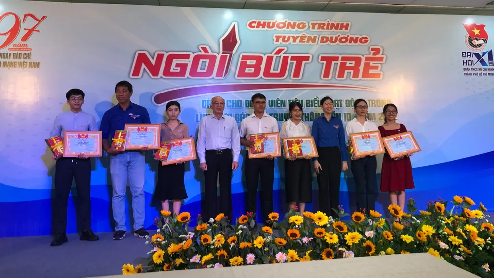 Thành đoàn TPHCM trao giải Ngòi bút trẻ năm 2022 cho 32 phóng viên, biên tập viên