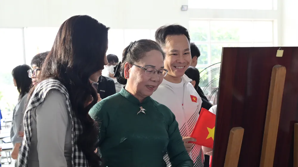 Tự hào thành phố Bác qua ống kính sinh viên trẻ