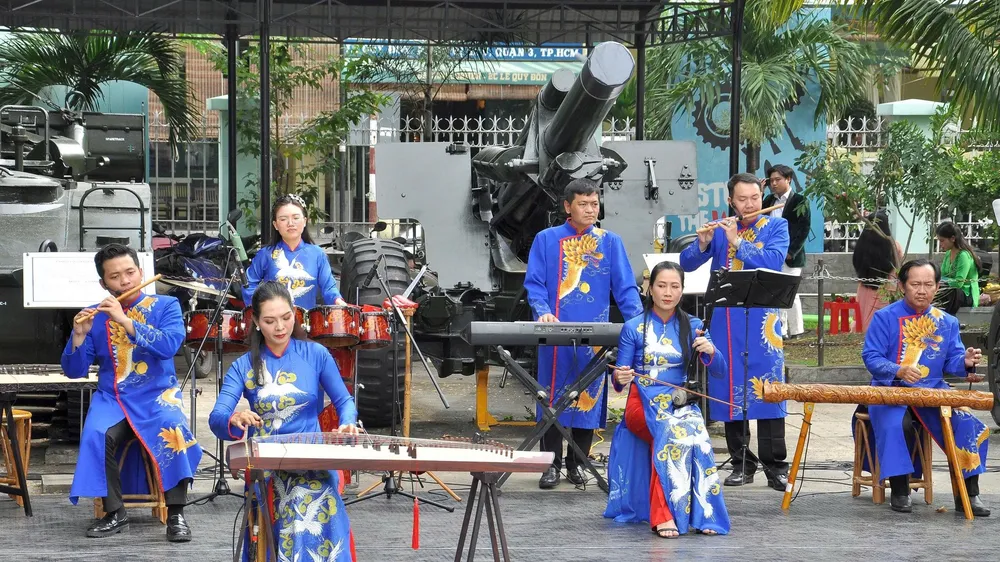 Tiết mục nghệ thuật truyền thống trong không gian Bảo tàng Chứng tích Chiến tranh sáng 24-12