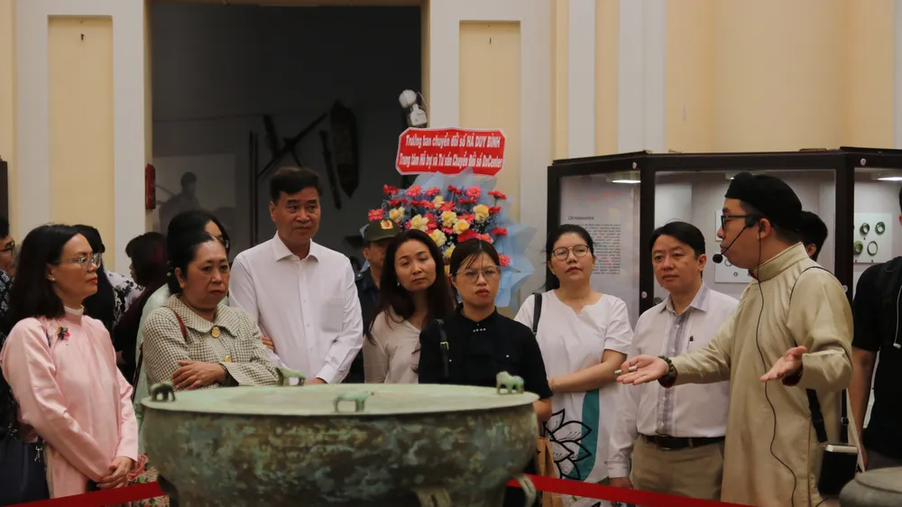 Khách tham quan trưng bày chuyên đề Đồng vọng, giới thiệu hơn 150 hiện vật tiêu biểu thuộc văn hóa Đông Sơn.