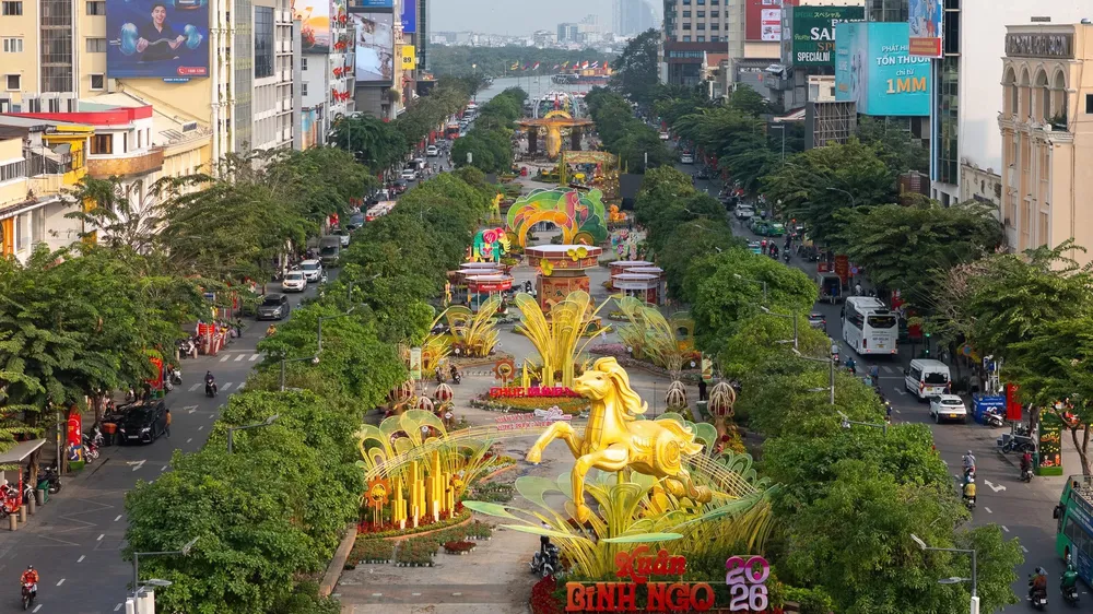 Cận cảnh Đường hoa Nguyễn Huệ Tết Bính Ngọ 2026 từ trên cao.