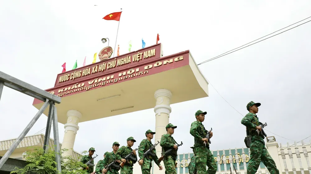 Bộ đội biên phòng tuần tra. ẢNH: DŨNG PHƯƠNG
