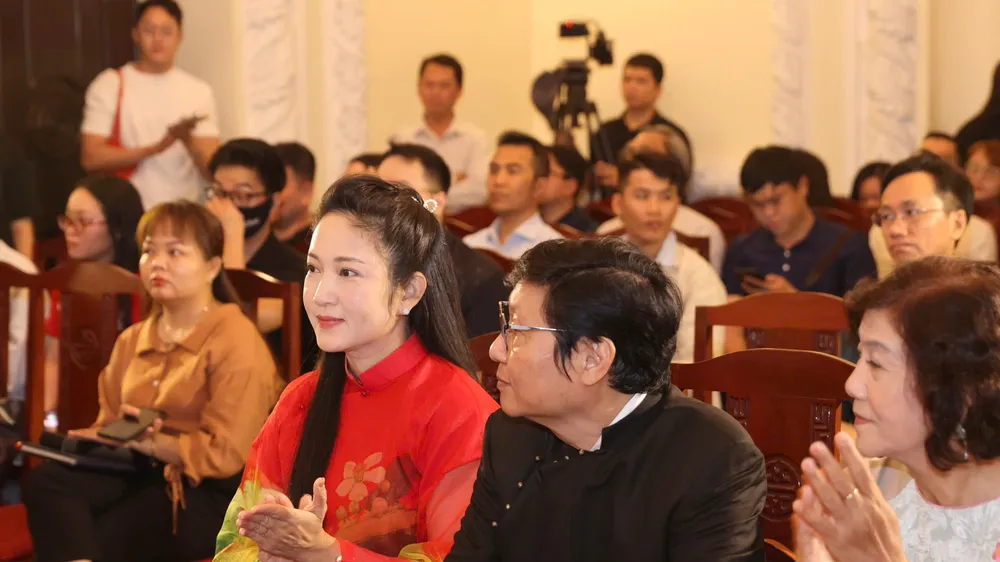 Các đồng chí lãnh đạo, đại biểu, khách mời tham gia tọa đàm. ẢNH: HOÀNG TRIỀU.