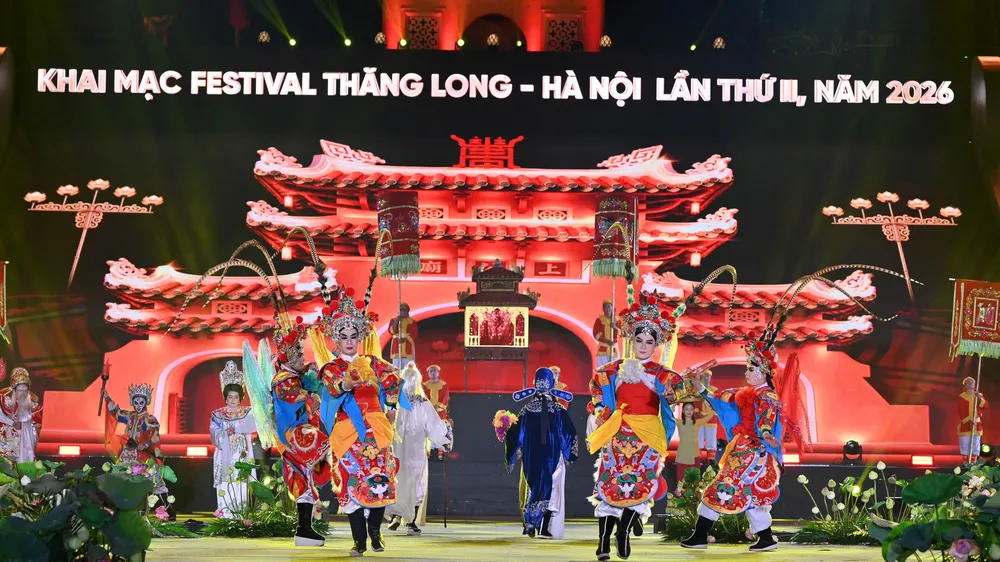 Các nghệ sĩ Nhà hát Nghệ thuật hát bội TPHCM phấn khởi biểu diễn tại Festival Thăng Long, Hà Nội, trong đêm khai mạc 11-9. Ảnh: Hoàng Vinh