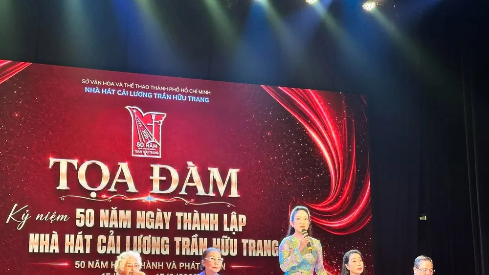 NSND Nguyễn Thị Thanh Thúy, Phó Giám đốc Sở Văn hóa - Thể thao TPHCM, phát biểu tại tọa đàm Kỷ niệm 50 năm ngày thành lập Nhà hát Trần Hữu Trang sáng 17-9. Ảnh: THANH HIỆP