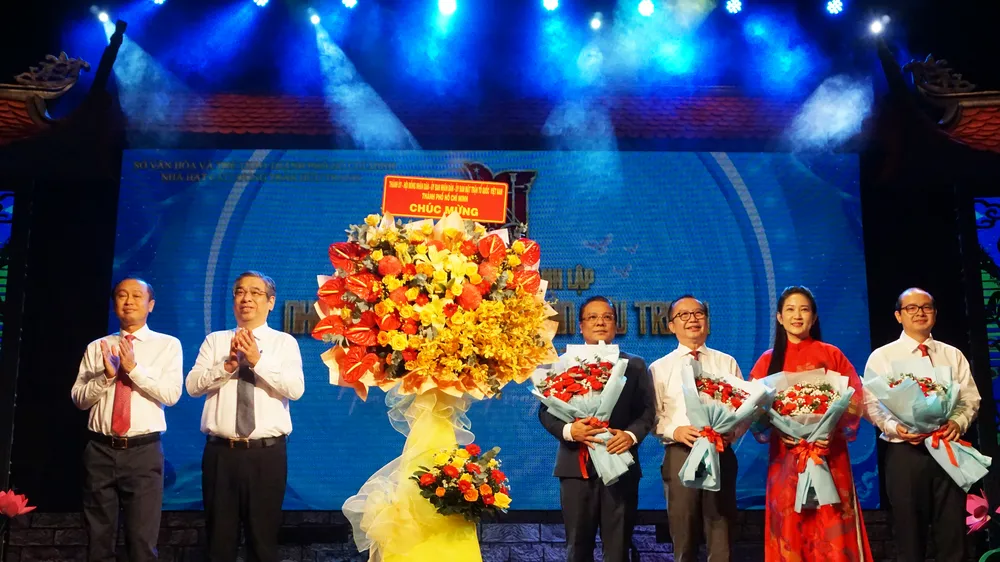 Thay mặt lãnh đạo Thành phố, đồng chí Nguyễn Phước Lộc trao hoa chúc mừng lãnh đạo Sở Văn hóa và Thể thao TPHCM, lãnh đạo nhà hát. Ảnh: THANH HIỆP
