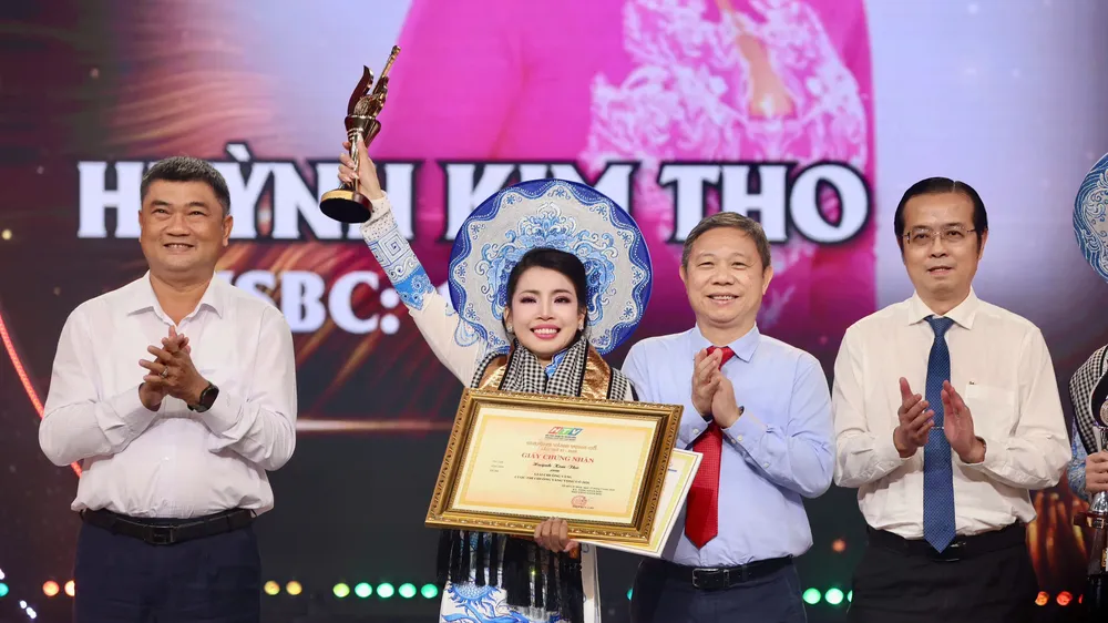 Các đồng chí: Trung tướng Lê Xuân Thế - Ủy viên Trung ương Đảng, Ủy viên Quân ủy Trung ương, Phó Bí thư Đảng ủy, Tư lệnh Quân khu 7; Dương Anh Đức - Ủy viên Ban Thường vụ Thành ủy, Trưởng Ban Tuyên giáo Thành ủy TPHCM; Lê Văn Minh, Thành ủy viên, Tổng Giám đốc Cơ quan Báo và Phát thanh, Truyền hình TPHCM trao giải Chuông Vàng vọng cổ 2026 cho thí sinh Huỳnh Kim Tho. Ảnh: HOÀNG TRIỀU