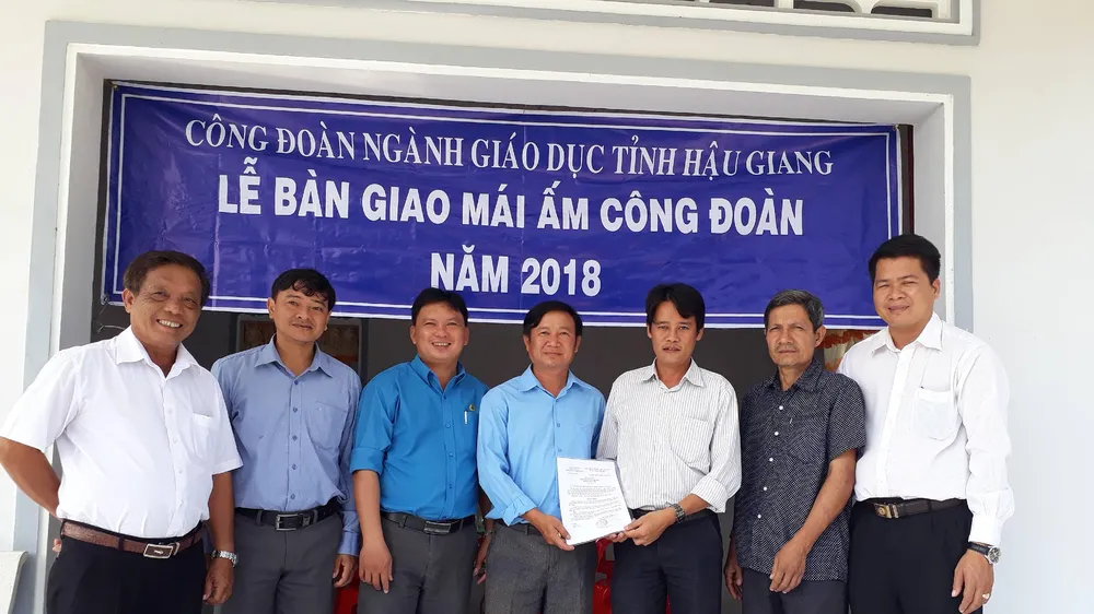 Công đoàn ngành Giáo dục Hậu Giang bàn giao "Mái ấm Công đoàn" cho thầy Nguyễn Quốc Phong, giáo viên trường THPT Tân Phú, TX Long Mỹ. Ảnh: LÊ NHƯ
