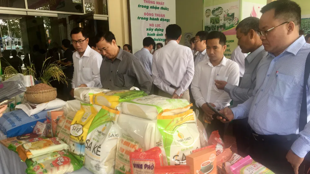 Các doanh nghiệp tham quan gian hàng triển lãm các sản phẩm gạo của Đồng Tháp