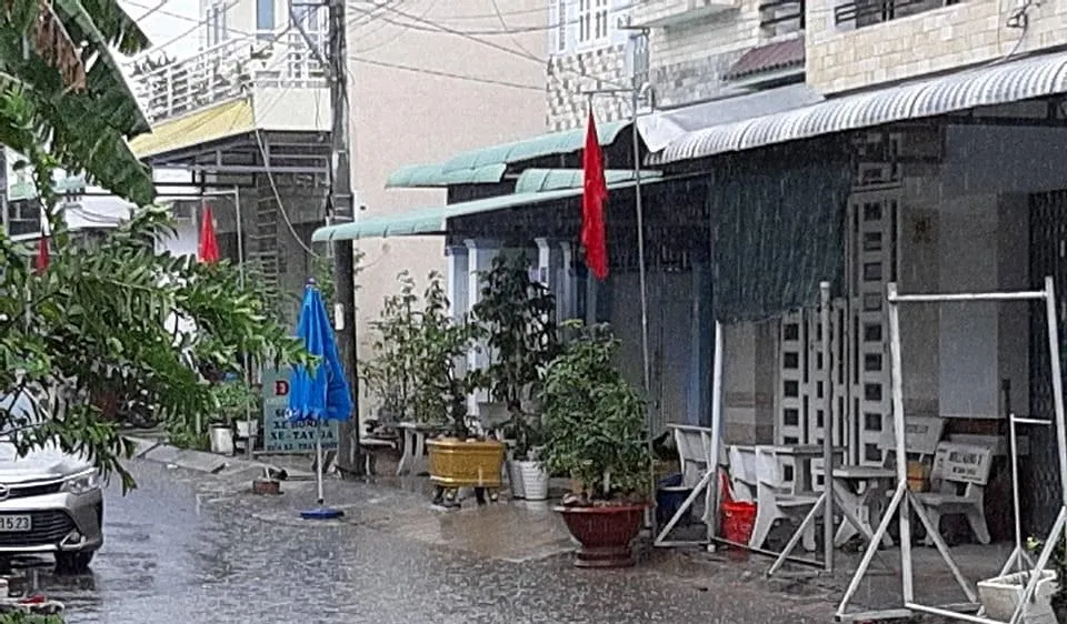 Cơn mưa khá lớn vào trưa nay (28-4) ở TP Cần Thơ. Ảnh: NGỌC DÂN