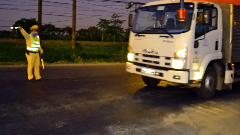 Những “ánh đèn đêm” cùng người dân vượt qua mùa dịch Covid-19
