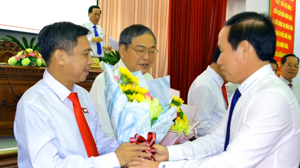 Ông Lê Tiến Châu, Bí thư Tỉnh ủy Hậu Giang (bìa phải), tặng hoa chúc mừng ông Đồng Văn Thanh (bìa trái)
