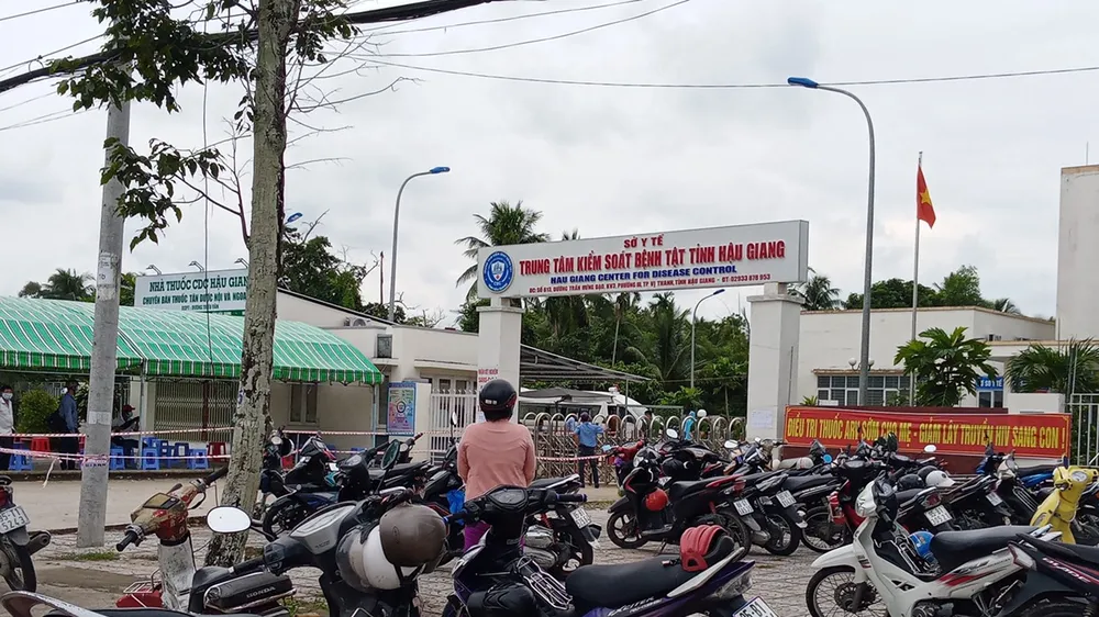 Cách hết chức vụ đối với Giám đốc CDC Hậu Giang "trả lại quà"