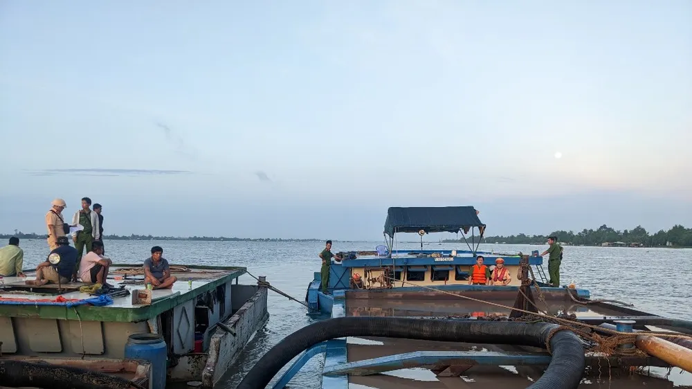 Thủy đoàn II (Cục Cảnh sát giao thông, Bộ Công an) phối hợp với Công an 2 tỉnh Tiền Giang và Vĩnh Long kiểm tra, bắt các phương tiện khai thác cát trái phép trên sông Tiền