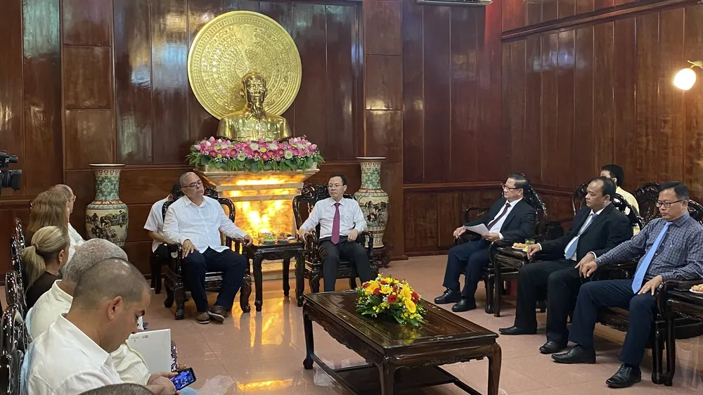 Đồng chí Nguyễn Văn Hiếu tiếp Đoàn đại biểu cấp cao TP La Habana 