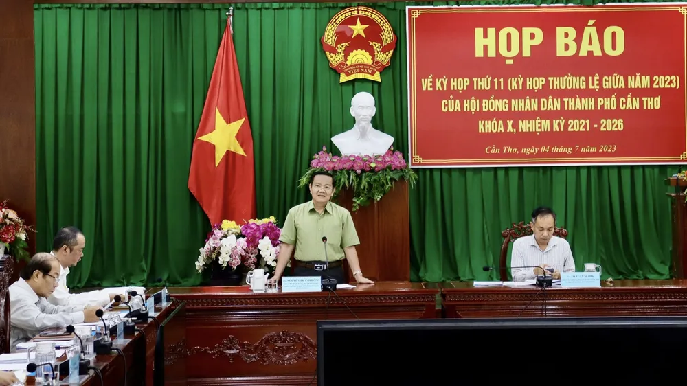 Ông Nguyễn Thành Đông, Phó Chủ tịch HĐND TP Cần Thơ phát biểu tại buổi họp báo
