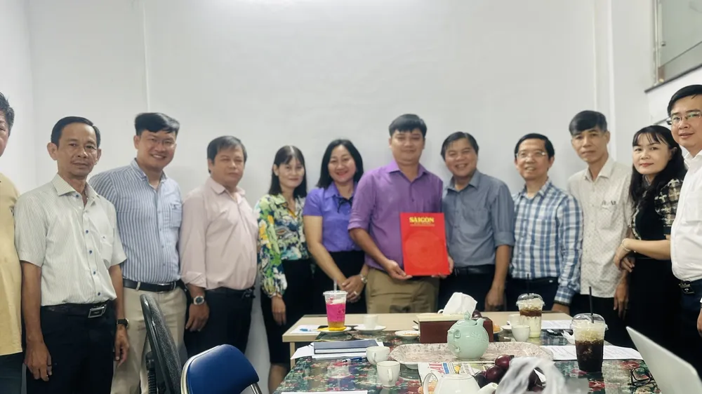 Ban Biên tập Báo SGGP chụp hình lưu niệm cùng các phóng viên, cán bộ Văn phòng đại diện Báo SGGP tại ĐBSCL