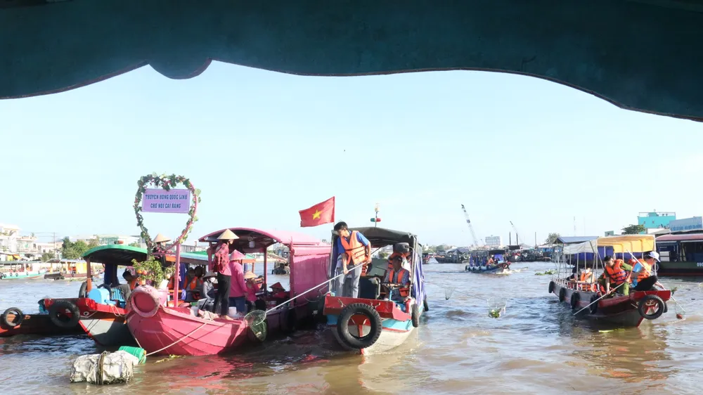 Lực lượng đoàn viên thanh niên tham gia vớt rác trên chợ nổi Cái Răng