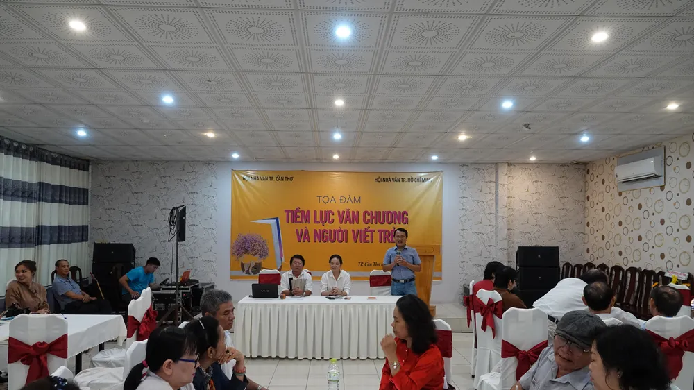 Tọa đàm "Tiềm lực văn chương và người viết trẻ". Ảnh: DUY KHÔI