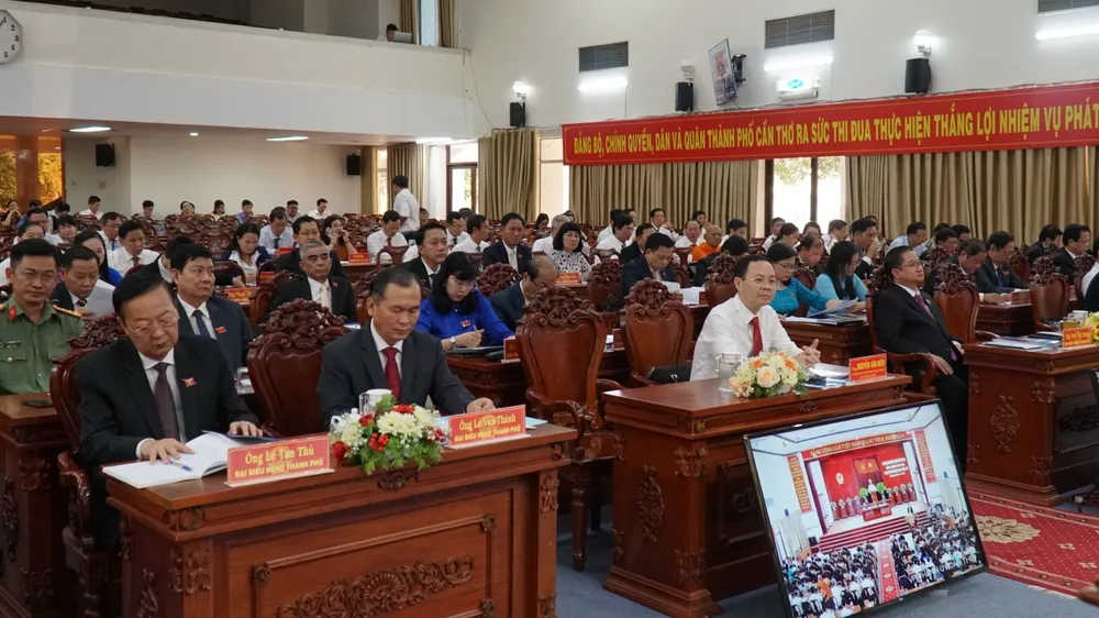 Các đại biểu tham dự kỳ họp HĐND sáng 9-4