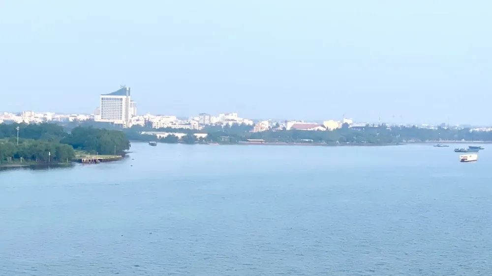 Một góc TP Cần Thơ bên dòng sông Hậu