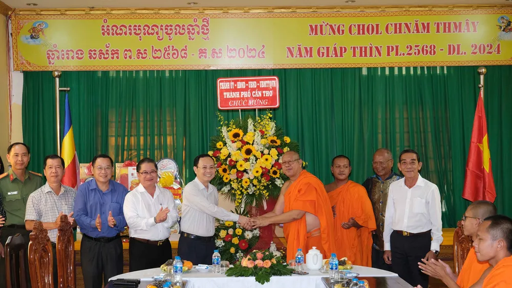 Lãnh đạo TP Cần Thơ đã đến chúc tết tại Hội đoàn kết sư sãi yêu nước thành phố Cần Thơ, chùa Pitu Khôsa Răngsây 