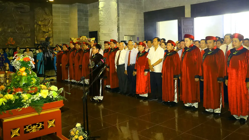 Lãnh đạo TP Cần Thơ thực hiện nghi lễ trong Đền chính