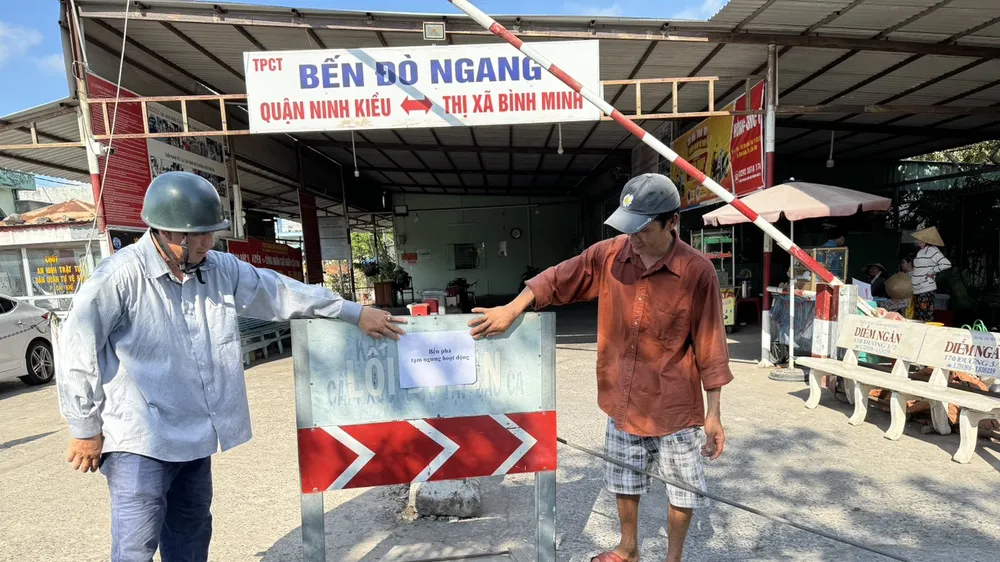 Phía bến đò ngang TP Cần Thơ treo bảng ngưng hoạt động ngày 3-5